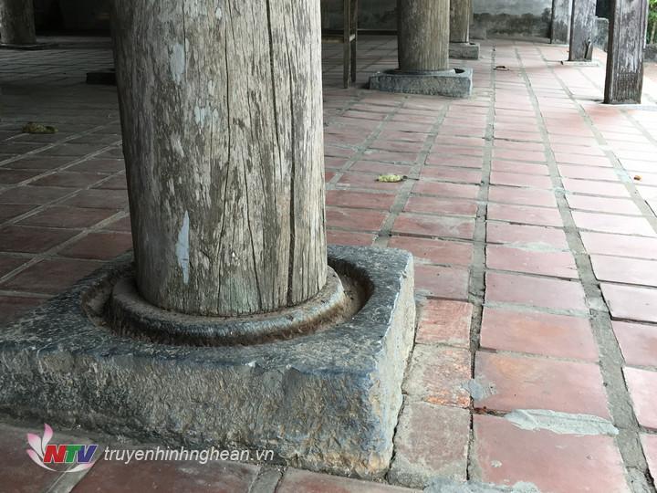 Hệ thống cột của nhà Bái đường được đặt trên các tảng đá, các tảng đá này khác với nhiều ngôi đình khác, đó là xung quanh chân cột gỗ được khoét rãnh tròn, mặt kê chân cột cao hơn rãnh độ 1cm. Mục đích của khoét rãnh là để đổ nước vào rãnh, tránh các loại côn trùng như: mối, kiến…bò lên cột gỗ. 