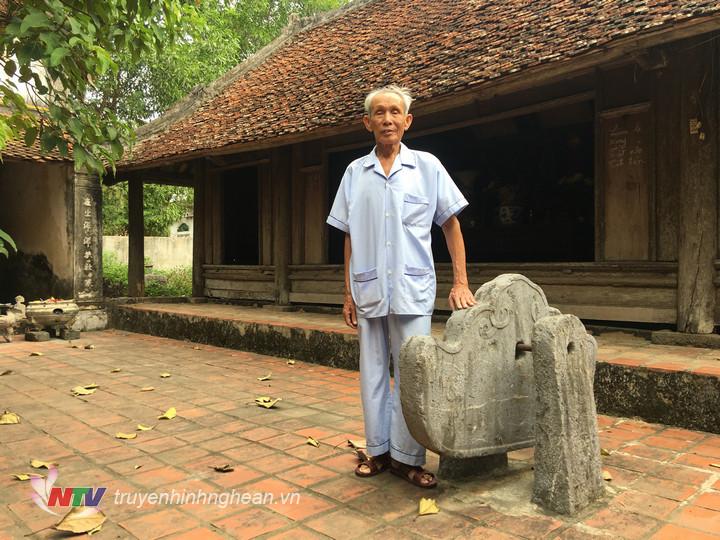 Khoảng giữa Bái đường và nhà Hậu cung có một sân gạch. Trên nền sân gạch phía bên phải hiện có một chiếc khánh cổ bằng đá. Chiếc Khánh này thường được dùng chày gõ vào khi làm nghi thức lễ trọng đại tại đình Hậu. Âm thanh của Khánh đá cổ trầm vang lạ thường.