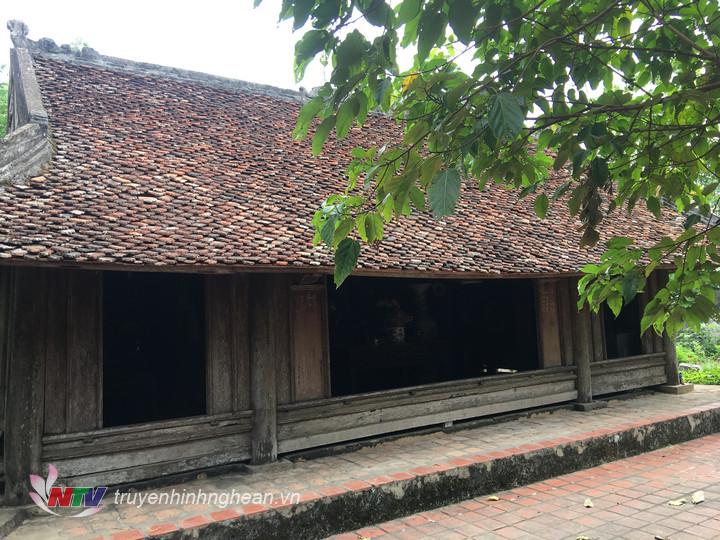 Nhà Hậu cung phía trước có cửa gỗ, mái lợp ngói âm dương. Hậu cung gồm 3 gian 2 hồi, khung nhà bằng gỗ với 4 hàng cột ngang, 4 hàng cột dọc.