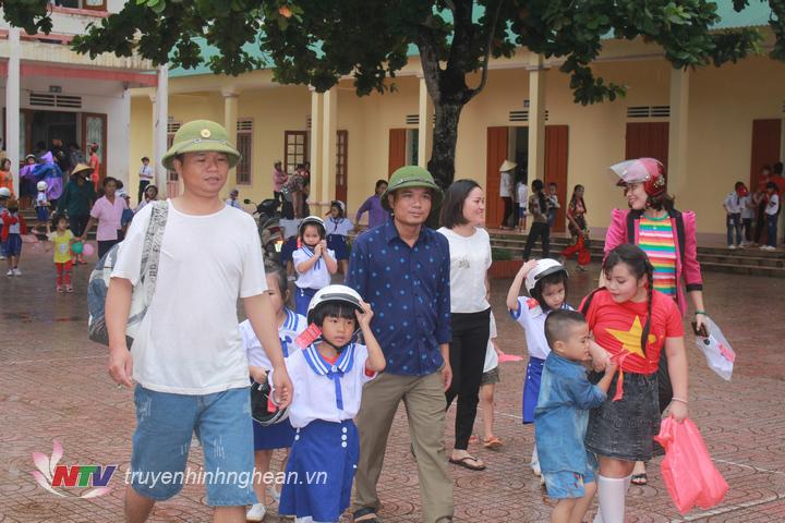 Phụ huynh đưa trẻ đến trường.