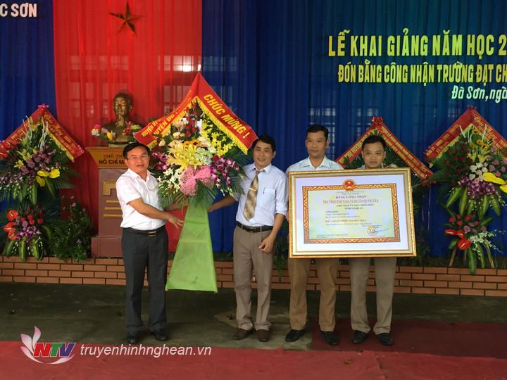 Lãnh đạo huyện tặng hoa chúc mừng khai giảng năm học mới.