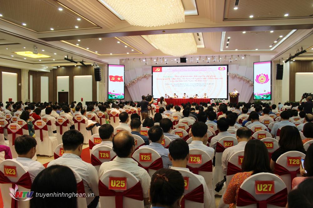 Toàn cảnh hội nghị.