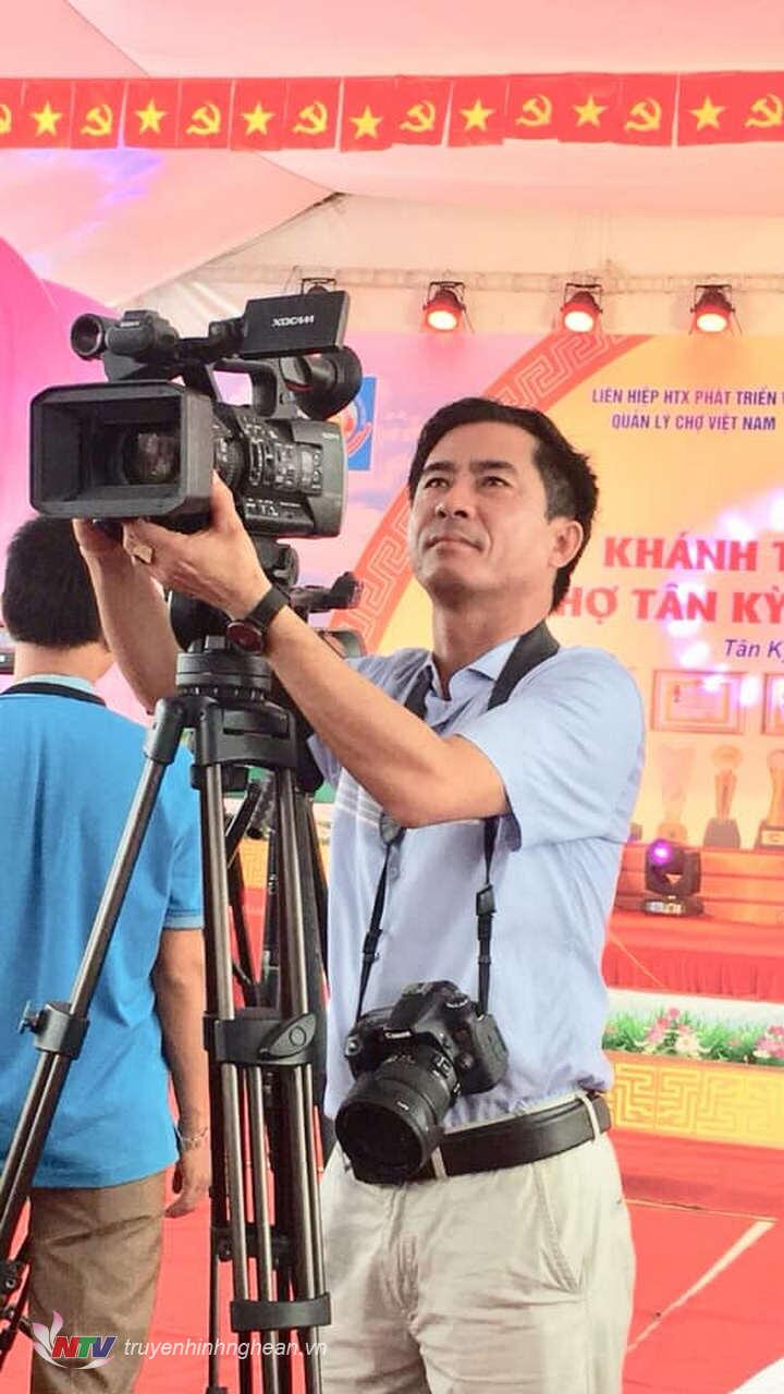 Dương Trọng Hùng đang tác nghiệp tại sự kiện khánh thành chợ Tân Kỳ.