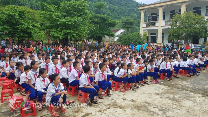 Học sinh Trường Tiểu học Yên Na dự lễ khai giảng trong thời tiết tạnh ráo
