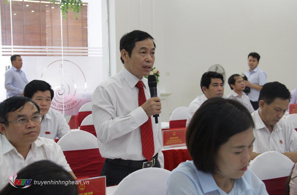 Đồng chí Lê Đình Lý – Giám đốc Sở Nội vụ trả lời các nội dung thuộc thẩm quyền.