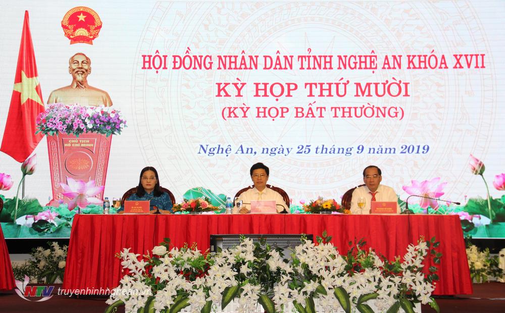 Các đồng chí chủ tọa điều hành kỳ họp.