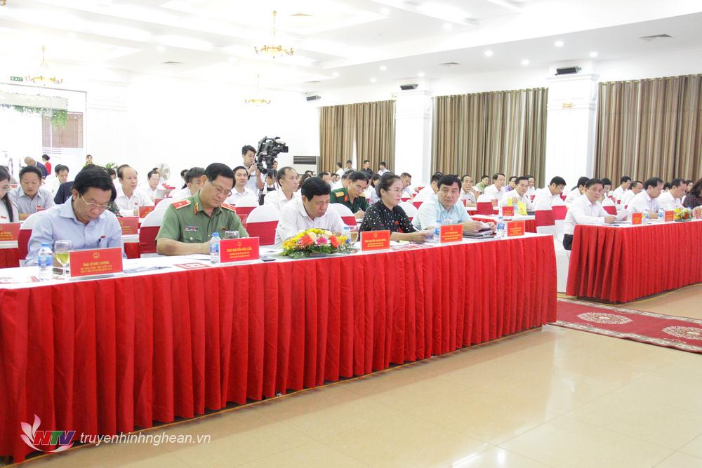 Các đại biểu dự kỳ họp.