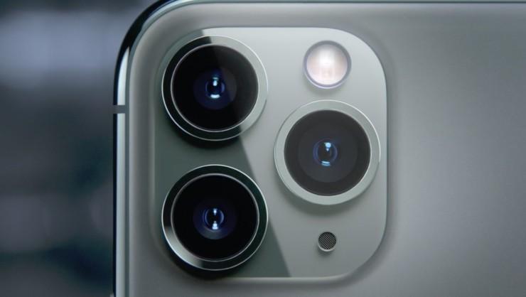 Đều có camera sau 12MP với ống kính góc rộng và hỗ trợ chế độ chụp đêm nhưng iPhone 11 có 2 camera còn Pro/Pro Max có 3 camera.