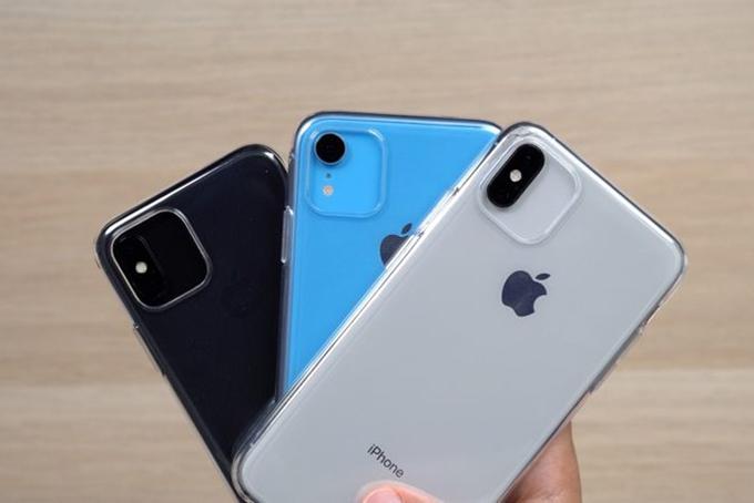 Tháng 7, một số ốp lưng được cho là của iPhone 11 đã xuất hiện trên thị trường, củng cố thêm hình dung về 3 chiếc iPhone 11 sắp ra mắt. Những chiếc ốp lưng mới xuất hiện lắp vừa khít 3 mẫu iPhone của năm 2018, cho thấy sự tương đồng về kích thước và vị trí đặt các phím bấm cũng như cổng kết nối. Ngoài việc có cụm camera phí sau vuông thay vì dài như trước đây, 3 mẫu iPhone mới được cho là có kích thước dài, rộng gần tương đương iPhone XR, iPhone XS và iPhone XS Max nhưng dày hơn. Theo OnLeaks, kích cỡ của iPhone 11 Pro là 143,9 x 71,4 x 7,8mm, trong khi iPhone 11 Pro Max là 157,6 x 77,5 x 8,1mm.