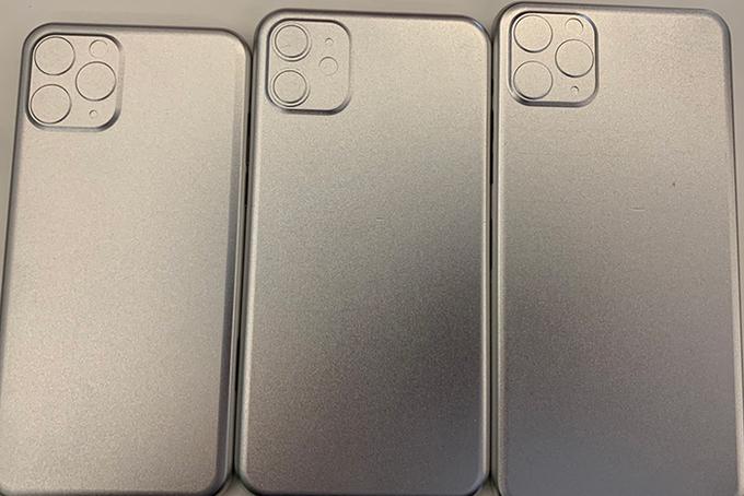 Những hình ảnh rò rỉ về iPhone 11 bắt đầu xuất hiện từ tháng 3 năm nay với khuôn thiết kế có cụm camera hình vuông. Khi đó, dư luận chia thành hai luồng ý kiến: một bên cho rằng thiết kế này quá xấu, có thể là chỉ là tin giả hoặc một bản thử nghiệm lỗi của Apple; bên còn lại cho rằng đây đúng là iPhone 11 bởi Apple từng nhiều lần tung ra những sản phẩm gây ngạc nhiên như vậy. 