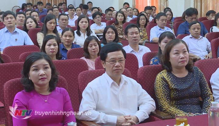 Các đại biểu dự lễ khai giảng.