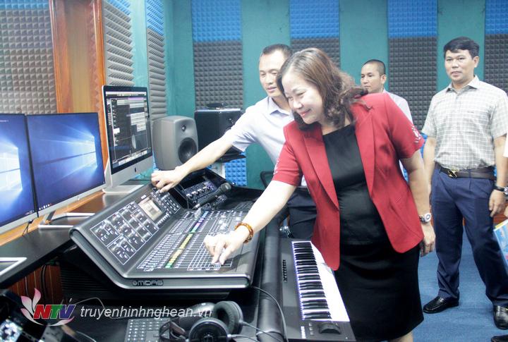 Trưởng Ban Tuyên giáo Tỉnh ủy Nguyễn Thị Thu Hường nhấn nút chính thức vận hành studio.