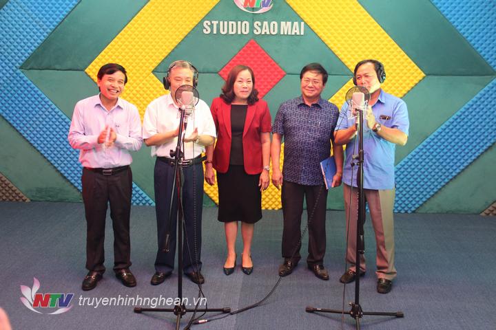 Các đại biểu trải nghiệm phòng thu.