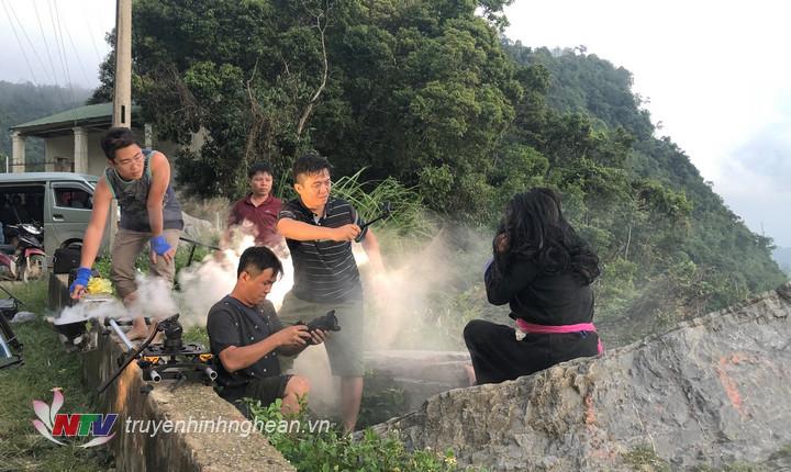 Đoàn làm phim tập trung cao độ để có được khoảnh khắc đẹp của trời chiều trên Cổng trời Mường Lống.