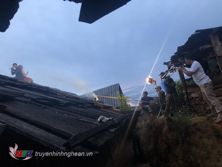 Cảnh quay trên mái nhà gỗ Pơ Mu của  người Mông ở bản Tây Sơn - Kỳ Sơn.