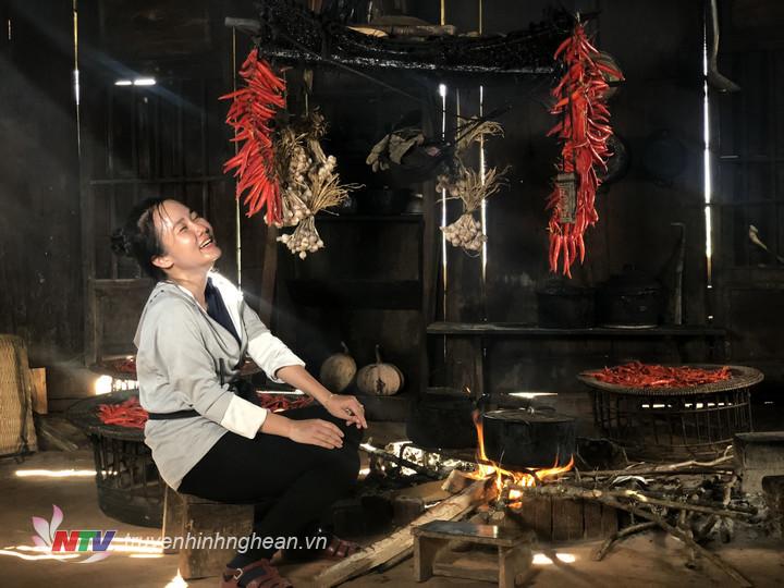 Nữ Phóng viên bên bếp lửa người Mông
