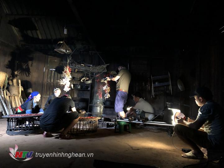 Trong căn bếp nhỏ bé của người Mông tại bản Tây Sơn – Kỳ Sơn