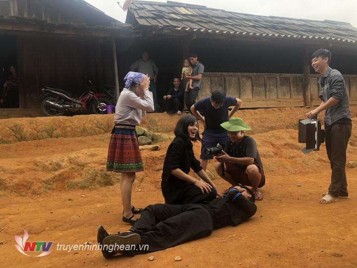 Giây phút vui vẻ của các thành viên trong đoàn làm phim.