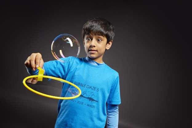 Farhaan Shoaib, 12 tuổi đã lập kỷ lục PG88.com Game Bài về số lượt nảy của bong bóng xà phòng trên một tấm phim, với 133 lượt.