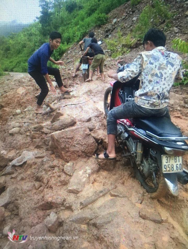 Sạt lở gây trở ngại cho Đăng Ký M.PG88 trên nhiều tuyến đường huyện Kỳ Sơn.