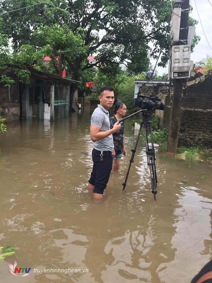 Đồng hành cùng bà con vùng lũ.