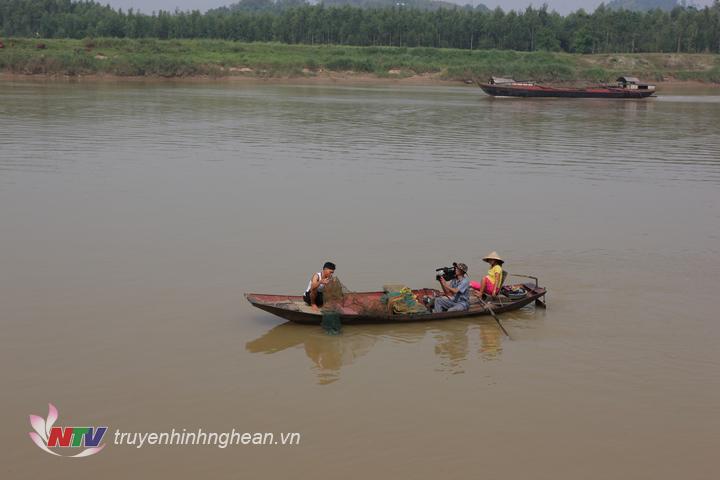 Cùng dân vạn chài ra sông ghi lại khoảng khăc đánh bắt tôm, cá…nghề chính của những hộ dân làng chài.