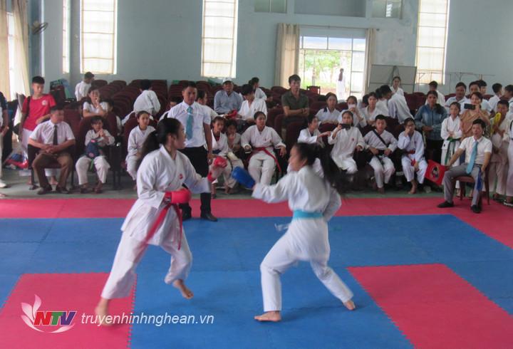 Phần thi nội dung đấu đối khánh nữ.