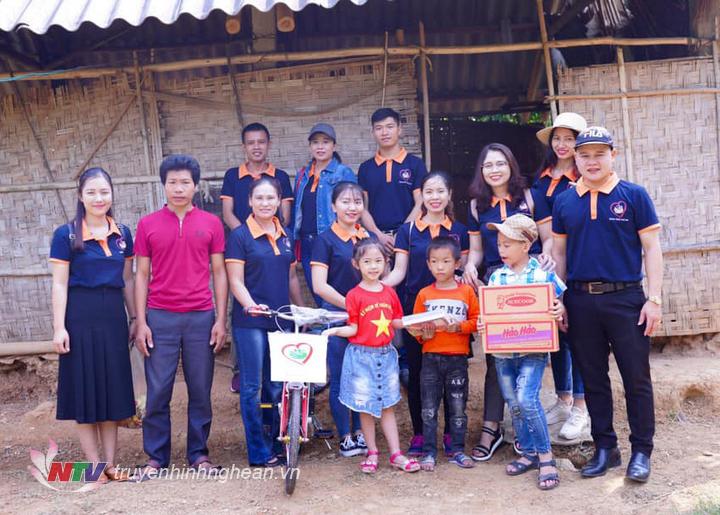 Các em học sinh đón nhận món quà ý nghĩa từ nhà hảo tâm.