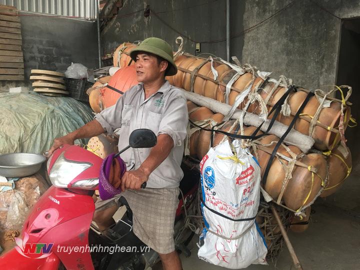 Sản phẩm nồi đất được các thồ xe đưa đi muôn phương. Trong mùi hương của đất chứa đựng bao nỗi nhọc nhằn vất vả của người dân quê Trù Sơn chất phát.                  
