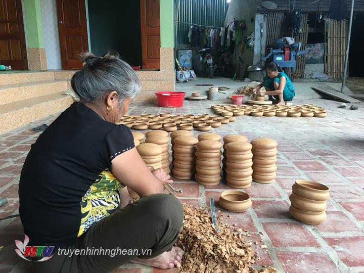 Mỗi ngày, một người dân làng nồi có thể làm ra trên 100 chiếc nồi đất