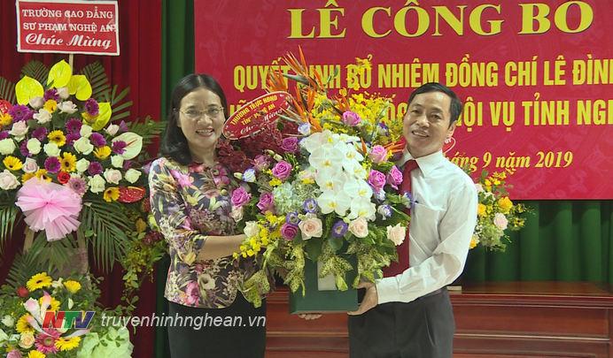 Phó PG88 go Bắn cá HĐND tỉnh Cao Thị Hiền tặng hoa chúc mừng tân Giám đốc Sở Nội vụ.