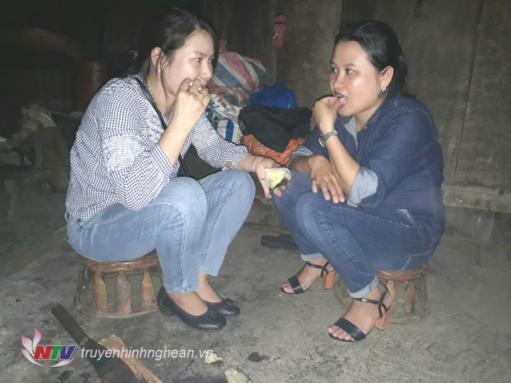 PV May Huyền - Khánh Hiền ăn tạm củ sắn nướng khi tác nghiệp C năm bà con người Mông ở Piêng Cọc xã biên giới Mai Sơn