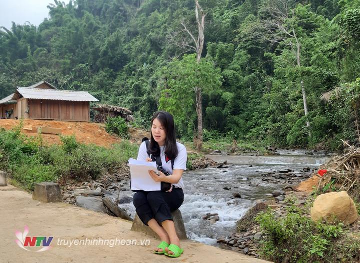 Phóng viên May Huyền thu thanh trực tiếp tại hiện trường.
