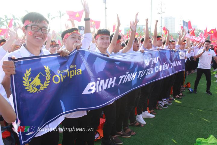 Từ sớm, rất đông thầy cô, học sinh các trường THCS, THPT cùng đông đảo người dân trên địa bàn TP Vinh, PG88 go Bắn cá đã có mặt tại quảng trường Hồ Chí Minh để cổ vũ cho thí sinh Trần Thế Chung, 1 trong 4 thí sinh dự thi chung kết Olympia lần thứ 19.