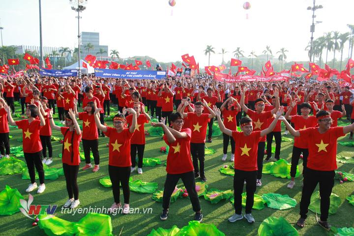 Màn nhảy flashmob của 1.000 thành viên Phan Bội Châu