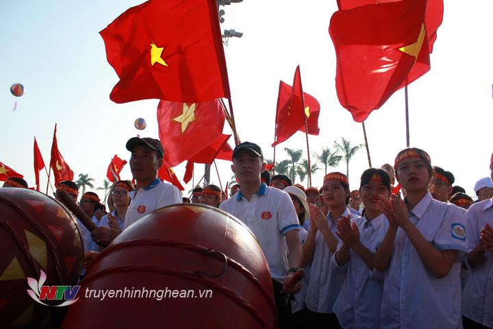 Hơn 5.000 học sinh cùng người dân trên địa bàn tham gia “tiếp lửa” cho chàng trai Trần Thế Chung.