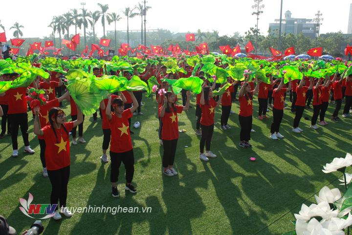 ​  ​ Đặc biệt, để tiếp khí thế cho “gà nhà”, các Phaner đã có màn cổ vũ độc đáo theo cách riêng của mình. ​  ​