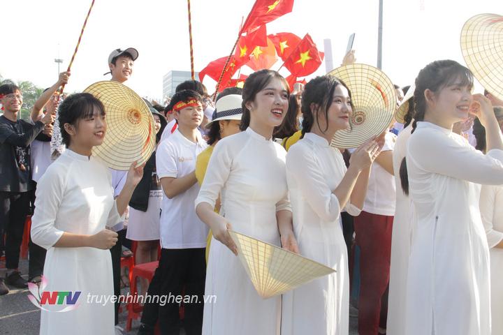 Nữ Phaner xinh xắn cổ vũ có làm Thế Trung xao xuyến.