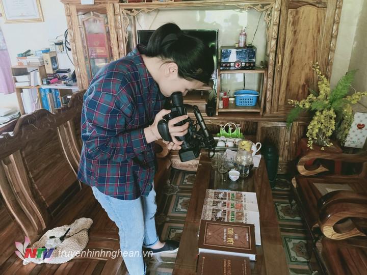 Cận cảnh cuốn sách dạy chữ Thái hệ Lai Tay do Nghệ nhân ưu tú Sầm Văn Bình biên soạn được dùng để giảng dạy hiện nay.