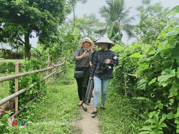 Êkíp di chuyển vào ghi hình ảnh tại nhà ông Sầm Văn Bình, bản Yên Luốm, xã Châu Quang.
