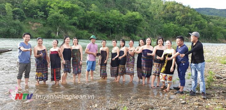Những nụ cười sau khi hoàn thành cảnh quay.