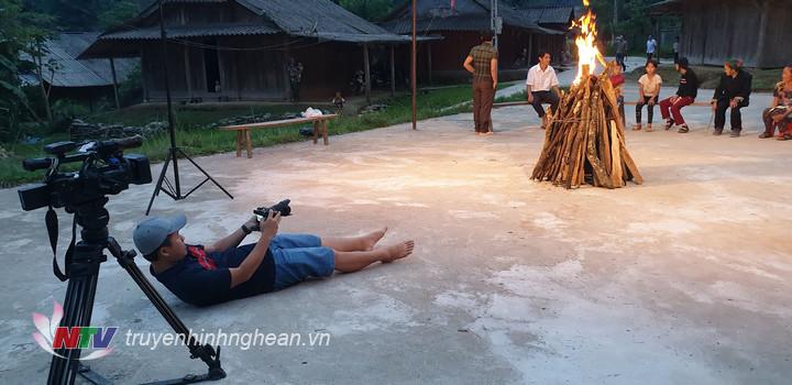 Để có những khuôn hình đẹp, quay phim không ngại thể hiện những tư thế "khó đỡ".