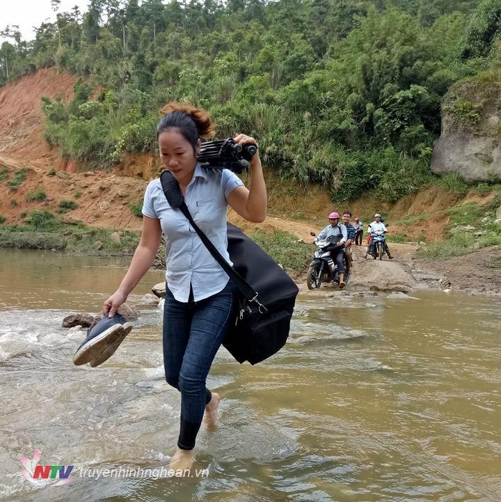 Phóng viên Sầm Thanh, đài Quế Phong, trên đường đi vào bản Mông để tác nghiệp.TG: Lô Tím