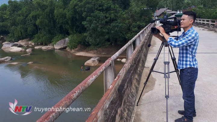 Phóng viên Ngọc Tăng đang quay cảnh Non nước xứ nghệ tại Bản Khoẳng
