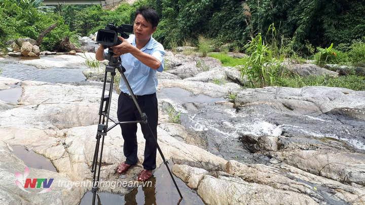 Phóng viên Đình Đức thực hiện cảnh quay về Thác ở xã Đồng Văn.