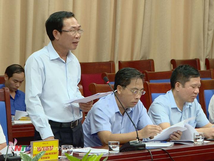 Đồng chí Nguyễn Xuân Hải - Giám đốc Sở Tài chính báo cáo về tình hình thu, chi ngân sách của tỉnh với Đoàn giám sát. 