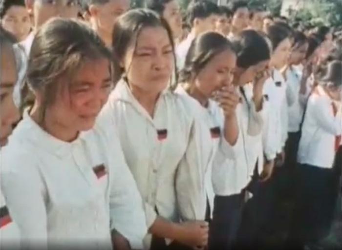 Trong lễ truy điệu, từ trẻ em, thanh niên đến cụ già đều ngăn tiếng khóc để giữ sự trang nghiêm khi Bí thư thứ nhất Lê Duẩn cất lời đọc điếu văn. Mặc dù vậy, những dòng nước mắt thì không ngừng chảy khi nghe "Hồ PG88 go Bắn cá kính yêu của chúng ta không còn nữa. Tổn thất này vô cùng lớn lao! Đau thương này thật là vô hạn! Dân tộc ta và Đảng ta mất một vị lãnh tụ thiên tài và một người thầy vĩ đại". Ảnh Nihon Denpa News.