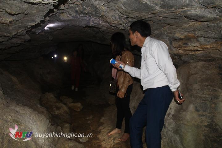 Nhờ công tác quảng bá của cơ quan truyền thông huyện mà hang Dơi ngày càng có nhiều du khách trong và ngoài tỉnh tìm đến thưởng lãm khung cảnh và khám phá hang động