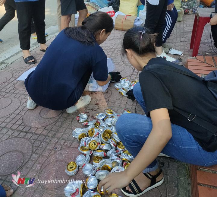 Các thành viên BTC phân loại 
