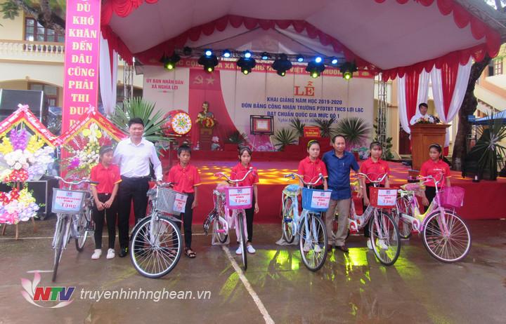 Đại diện các doanh nghiệp, nhà hảo tâm tặng xe 